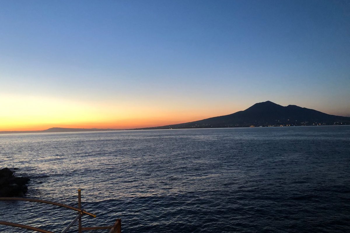 Paesaggio di Castellammare di Stabia con vista del Vesuvio